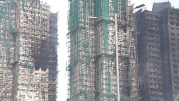 香港高層住宅火災で男性1人救出も死者は55人に…負傷者72人うち15人重体　生存者いる可能性あり懸命な消火活動続く