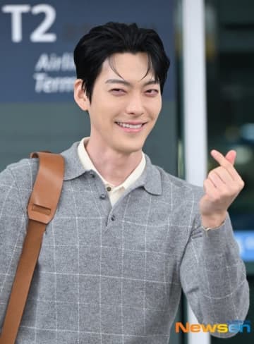 【PHOTO】キム・ウビン、海外スケジュールのため出国…ファンと交流も（動画あり）