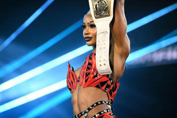 「肉体美の頂点だ」超筋肉女子レスラー、驚愕の“縦割れ腹筋”プライベート水着ショットが大反響