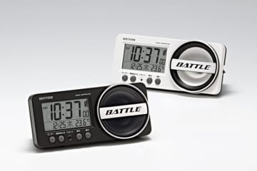 大音量でしっかり起きられる！ コンパクトな電波デジタルめざまし時計「フィットウェーブバトル241」
