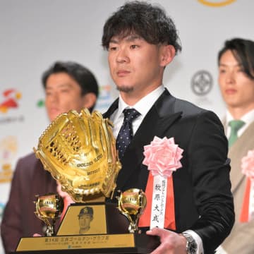 【ソフトバンク】初ＧＧ賞の牧原大成　贈呈された金色グラブ「自主トレのノックで使おうかな」