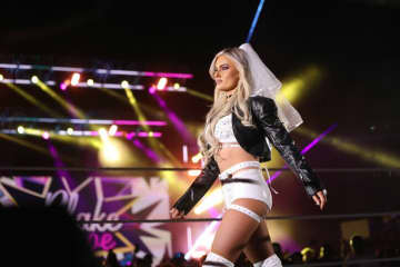 タオルで上半身を隠し…美女レスラー、“思わせぶり”妖艶入場シーンに賛否「最高！」「どこかで見たパフォーマンスだ」