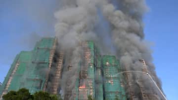 「妻に逃げなさいと伝えたが…」香港高層住宅火災279人と連絡とれず　“可燃性の発泡スチロール”で被害拡大か