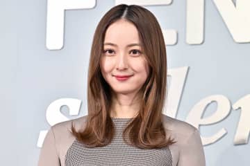 佐々木希、可憐な“メガネっこ”にファンうっとり「花より綺麗」「可愛すぎ、意識とんだ」