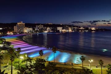 和歌山・白良浜の25年冬イルミネーション、白い砂浜に光の波「シララハマ ライト パレード」