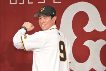 【巨人】松本剛が笑顔の入団会見　背番号９の先輩・亀井コーチは「素直に喜んでくれました」