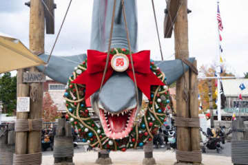 『ジョーズ』公開50周年 USJジョーズ・フォトにクリスマスリースが復活　アミティ・ランディング・レストランもリニューアル