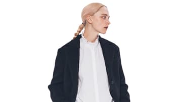 【明日なに着る？】真骨頂は「重ねたとき」レイヤードに差がつく「白ブラウス」