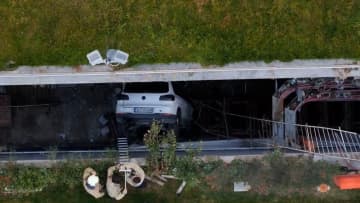 「ハンドル操作できず気が動転」駐車場で車暴走、9台に衝突したあと転落　運転女性は軽いけが　トルコ・イスタンブール