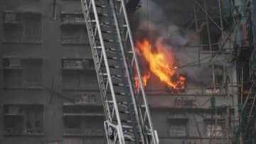 「知り合いのおばあちゃんも連絡つかない」建物に取り残された人いる可能性　香港の高層住宅火災鎮火のめど立たず