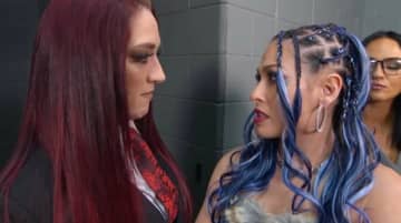 「すごい剣幕」世界的人気を誇る日本人女子レスラーがブチギレ…「出てこい！」“日本語”でまくし立てる姿にファン騒然