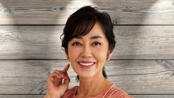 「天井スレスレ」早見優 自宅の大きなクリスマスツリー披露！白基調の空間にきらびやかでゴージャスなツリーに「綺麗ですね」「デカっ」