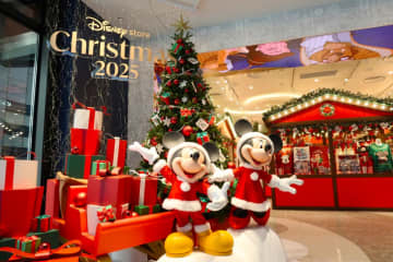 【写真たっぷり】ディズニーストアがクリスマス一色！「店内デコ＆限定グッズ」を現地レポート