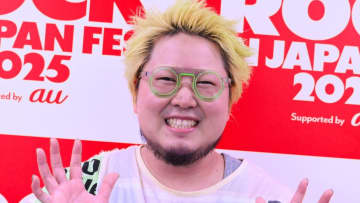 「髪も光るのね」こっちのけんと 暗闇で“発光しすぎ”な姿を公開！？ステージ裏でのオフショットに「見つけやすい(笑)」と反響