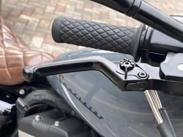 レバー1つでバイクは変わる!? 絶妙なポジション設定でツーリングも快適に