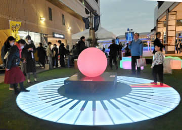 横浜駅東口に芝生やベンチ、光の演出も…にぎわい創出の社会実験、「はまテラス」で始動