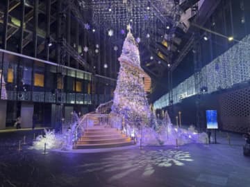 【新宿住友ビル三角広場】雪降るクリスマスを演出するクリスマスツリーと螺旋階段のフォトスポット『snow flow』が登場！