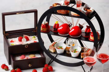 ザ・カハラ・ホテル＆リゾート 横浜のストロベリーアフタヌーンティー、”本物そっくり苺”ムースも