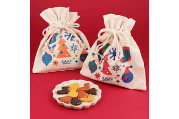 カルディ、コットン素材の巾着にクリスマスをデザインした「サンタさんからのおくりもの」発売