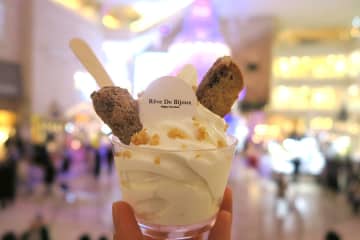 寒さ知らずの「屋内クリスマスマーケット」、うめだ阪急の限定ソフトクリームが好評