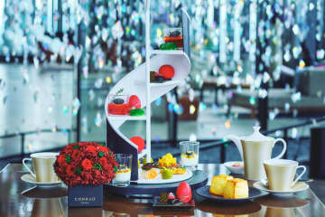 コンラッド大阪×ニコライ バーグマンの苺アフタヌーンティー、“フラワーボックス着想”苺ムースなど