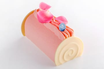 ピエール・エルメ・パリ×ホテルニューオータニ(東京)25年クリスマス、ローズ香るピンクの丸太ケーキ