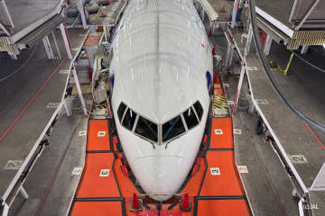 JAL、ボーイング777-300ER型機2号機の退役整備開始