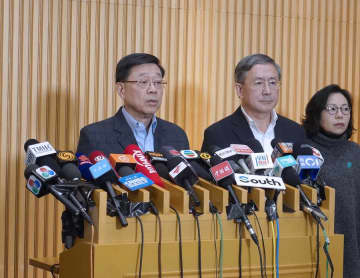 李家超香港行政長官、住宅火災は制御下と発表　55人を救出