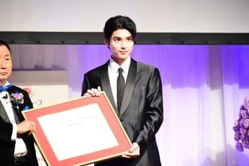 本田響矢 “美肌”際立つ艶黒スーツ姿を披露！お肌のきれいさ褒められ「ありがとうございます！」とはにかむ場面も ベストドレッサー賞受賞