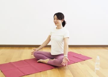 スマホ見過ぎでガチガチな肩甲骨に！朝3分でこりをほぐすストレッチ