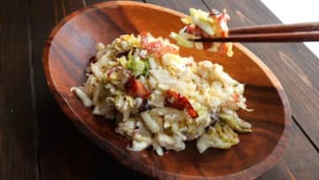 もう鍋だけに使わない！シャキシャキ食感が楽しい「白菜の絶品サラダ」の作り方
