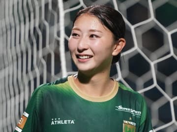 ｢ビューティー番長｣なでしこMF塩越柚歩が“世界でたったひとつ”の新アイテム自慢のオフショット公開！ カフェテラス席でのスマイルに｢素敵です！｣｢めっちゃ可愛い｣