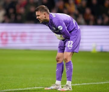 「ひどいミスだ」「致命的」日本代表FWの“鬼プレス”でまさかのミス→日本人MFにゴールを許したフェイエGKを現地メディアが酷評「今夜、何度か目覚めるだろう」