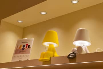 新鮮でユーモアたっぷりの間接照明やブックスタンドを活かして“「住む」をエンターテイメントに”！