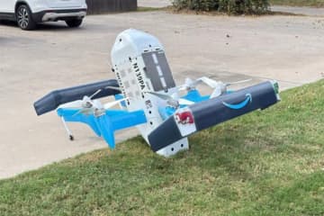 アマゾンの配送ドローン、配達先のインターネットケーブルを引っかけて切断。FAAが調査入り