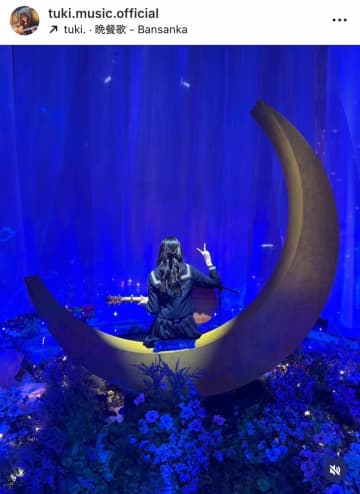 「素顔非公開」tuki．ミニスカ＆へそ出しコーデの全身ショットに騒然　「スタイル良すぎでしょ！」