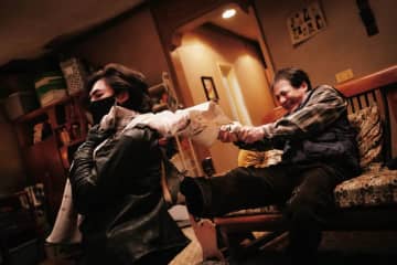 終盤に待ち受けるレオン・カーフェイとの一騎打ちは圧巻！ジャッキー・チェン主演『シャドウズ・エッジ』アクション予告編