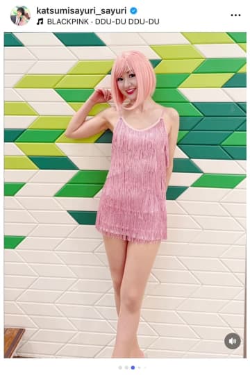 「どこのモデル!?」56歳さゆり、ミニ丈ワンピで抜群スタイル　夫との“激変”に「えっー！」の声も