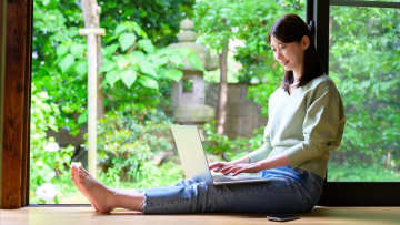 その“座り方”が腰痛の原因かも。腰に負担がかからない座り姿勢とお尻を鍛える2つの簡単な筋トレ法