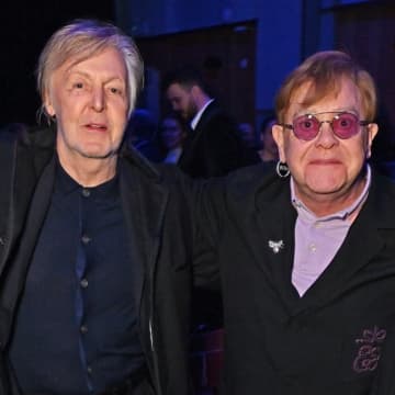 ポール・マッカートニー、片目の視力を失ったエルトン・ジョンを支える