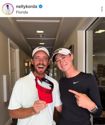 4年前と今年、ネリー・コルダがトミー・フリートウッドと写した2枚の2ショットを公開 「今回は怖がらずに写真をお願いできました」