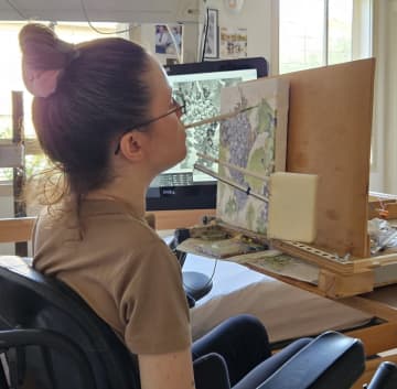 平和への思い　絵はがきに　イスラエル人画家ネッタ・ガノールさん　口に筆、日本の風景描く