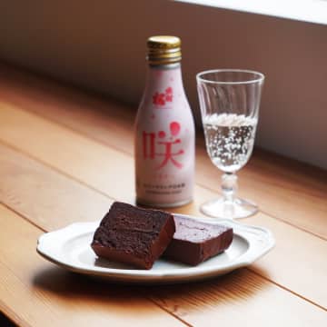 粋でスイートな大人のウインタープレゼント！ Dandelion Chocolate／ダンデライオン・チョコレート 出羽桜酒造 日本酒とガトーショコラのペアリングセット