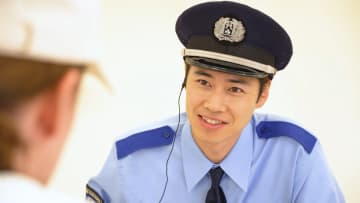 “空港税関シリーズ”に戸塚純貴が税関職員役で出演！笑顔の奥で光る鋭い観察眼で、外国人男女の不正薬物持ち込みの手口を暴く