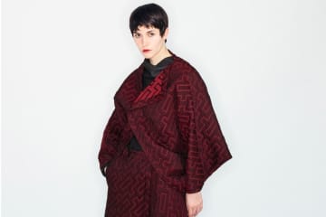 132 5. イッセイ ミヤケ“一枚の布を巻き付けた”羽おり&フラットに折り畳めるコート