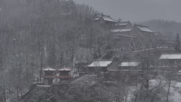 初冬の五台山、雪にかすむ水墨画の景色　中国山西省