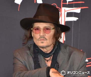 ジョニー・デップ、8年半ぶり来日会見　約75分遅刻も笑顔で登壇　“アーティスト業”への思い語る