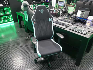 Razer製ゲーミングチェア「Iskur V2 X」の『ゼンゼロ』星見雅コラボモデル、TSUKUMOで展示スタート