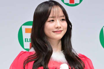 森香澄、サンタ風ドレス姿を披露　大手コンビニには猛アピール「コラボしたいな（笑）」