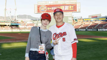 “愛妻家”小園海斗、ファン感謝祭後にモデル妻と笑顔のツーショット 「奥さんめっちゃ可愛いなあ」と注目